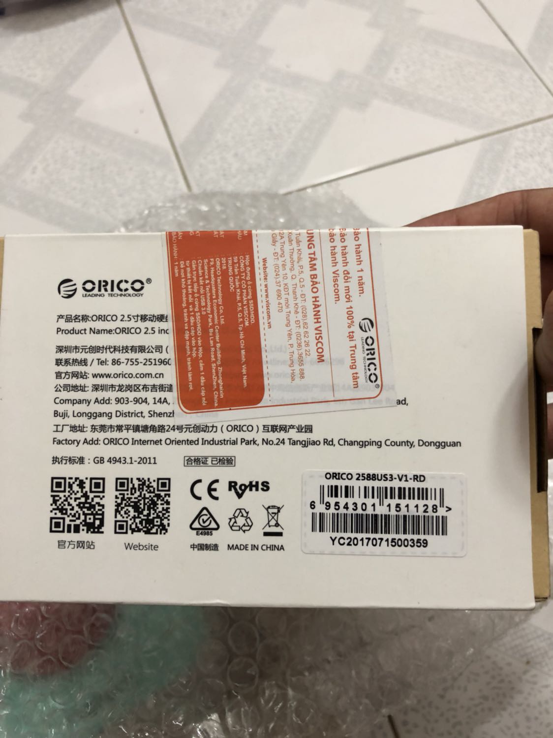 Mới vừa nhận hàng hnay. Nói chung bao bì đóng gói kĩ. Nhìn cứng cáp. Chất liệu bằng nhựa. Không vừa khít vs ổ nhưng có kèm mút để chêm thêm. 
Điểm không hài lòng là màu không như ảnh sản phẩm. Màu đỏ bầm chứ ko phải đỏ tươi. Về hiệu năng và độ bền về dài mới biết dc. :)