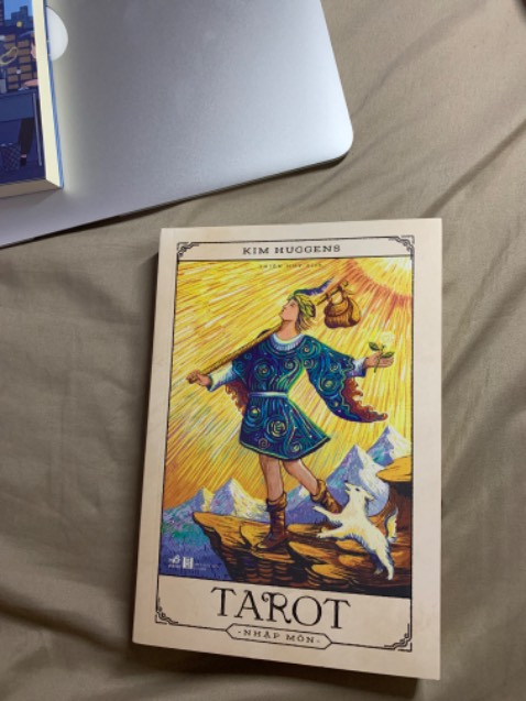 Đóng gói cẩn thận. Nhìn qua thấy sách chi tiết lắm. Có cả bài tập và hướng dẫn mình làm như thế nào luôn. Ai muốn bắt đầu học tarot thì tớ recommend mọi người lên mua