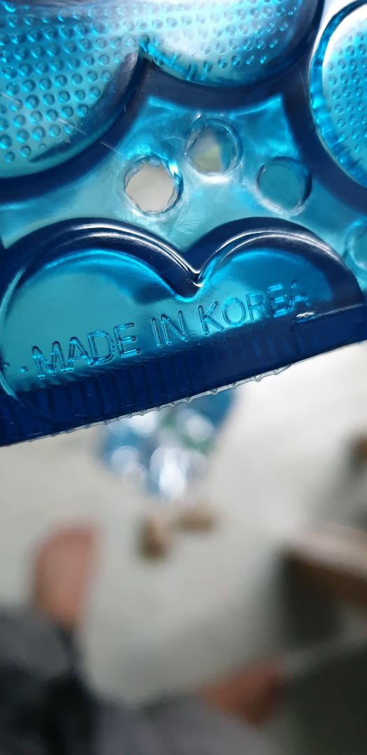 Dép mềm. Hơi nhỏ so với cái chân size 42 của mình. 😭
Hàng Hàn Quốc hình như cũng có hàng This hàng That thì phải?
Có mã vạch đầy đủ nhưng ko hiểu sao search Google lại ko ra. 🤭
Có địa chỉ trang web nhưng ko hiểu sao search Google lại không ra. 🤭