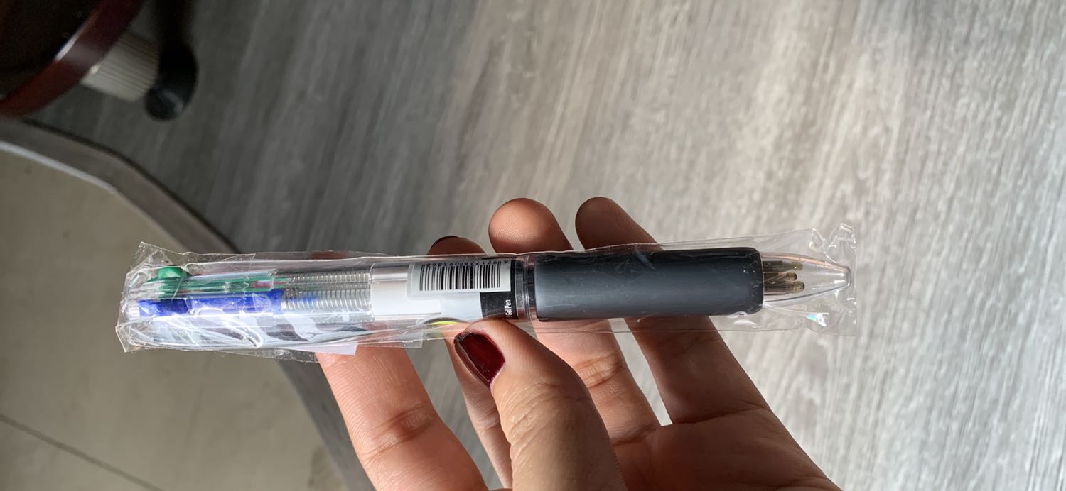 Sản phẩm cầm tay viết chắc chắn. Tiện cho việc note nội dung với 4 màu khác nhau. Tuy nhiên ngòi để mấy tháng trong lọ bút thì bị chảy mực da ngoài.