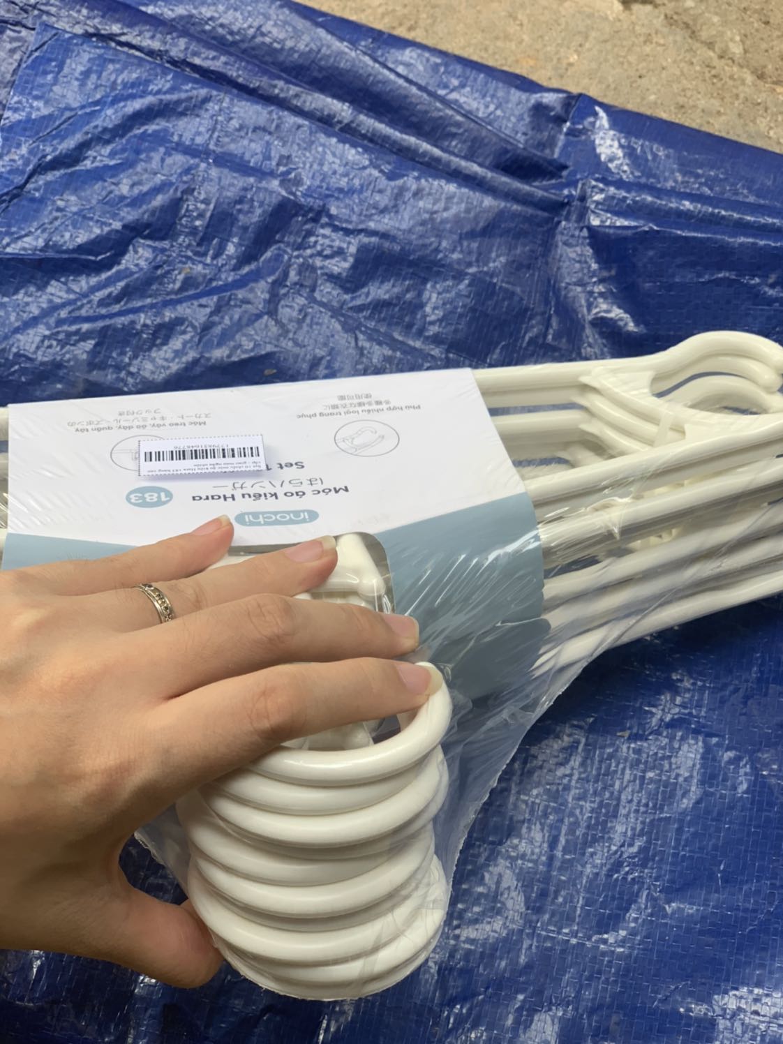 Sản phẩm rất đẹp, đóng góinkix, móc rất chắc chắn, dày đẹp khác hẳn các loại móc nhôm móc nhựa ngoài chợ. Màu trắng kiểu sữa này rất sang.