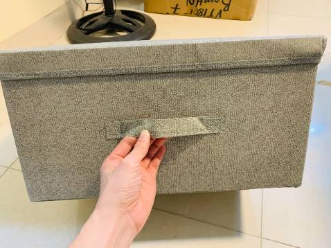 Màu sắc đẹp. Nó kiểu như màu be hoặc màu xám ghi mình nghĩ gọi thế nào cũng đều được, mình đặt khoảng gần 2 ngày thì nhận được hàng. Hộp cứng cáp, tiện lợi, dùng rất thích, tuy nhiên nên để đồ khô ráo, vì chất vải này không ưa ẩm, do vậy mọi người nhớ để đồ văn phòng, hoặc quần áo khô, hoặc đồ lót cho vào hộc tủ cũng được nha! 

Mình trước cũng mua dòng sản phẩm túi thụy điển tương tự của shop Amazon này, đúng là dân sành chơi thì lấy loại này, nó hơi đơn sắc nhưng trông rất nhã nhặn lịch sự, có màu Nâu cafe với Màu Ghi (Màu kem, hoặc màu be). Mỗi loại có ưu điểm riêng, mình thì thích kiểu dáng phong cách này! 
Tiki đóng gói kỹ lưỡng, mình tìm mua trên các sàn khác gần như loại này không có, nay may mà tìm được!! Hàng vải không mùi, ko bám bụi. Đựng được nhiều đồ. Tuy nhiên hạn chế đồ nhọn các kiểu. Chấm cho shop và sp này 5 sao! kekeke