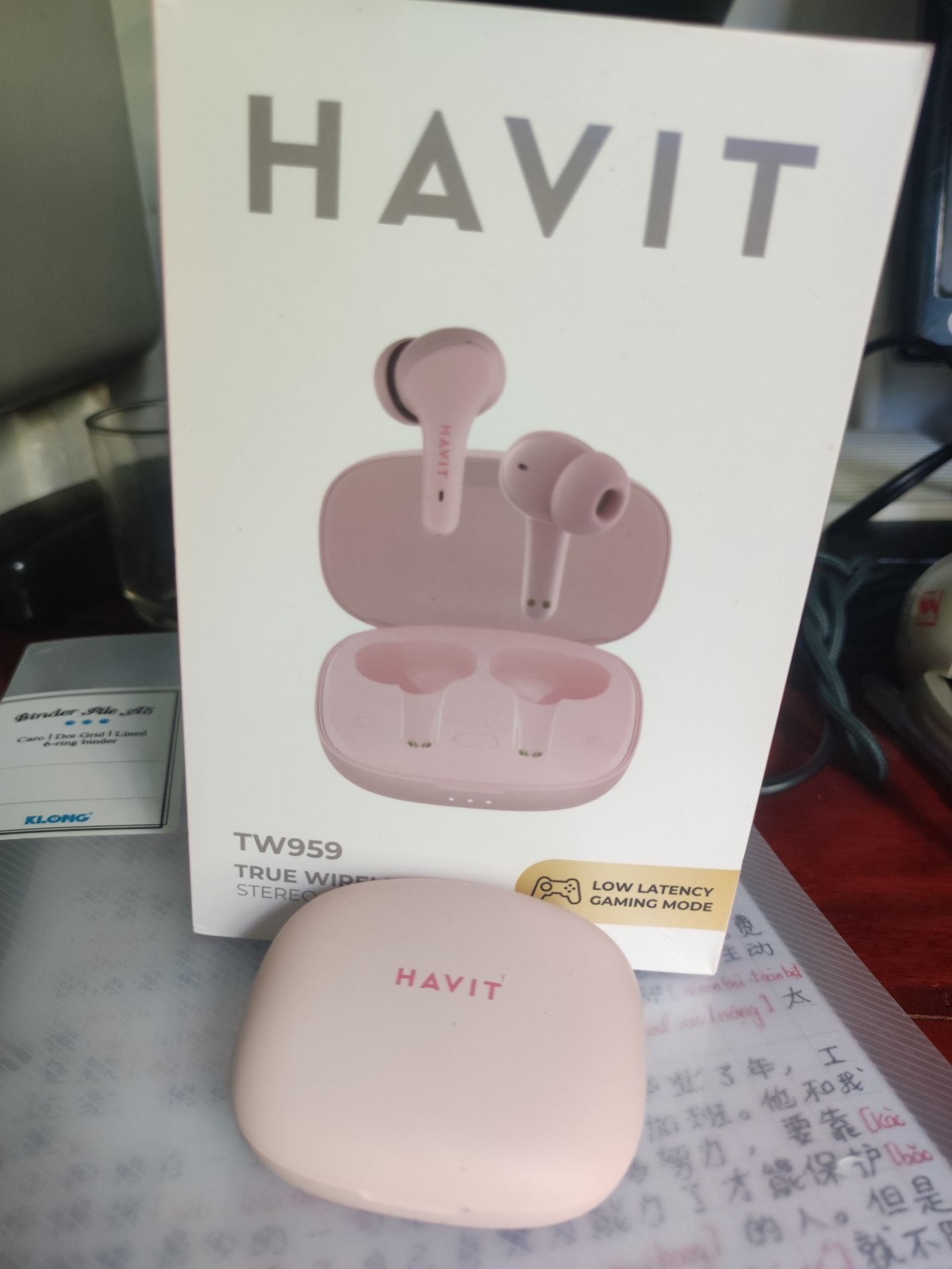 Giá rẻ màu xinh có cả freeship, shop cũng nhiệt tình nữa. Tai nghe rất oke trong tầm giá, âm thanh rõ, đeo lâu thì hơi đau tai. Hãng Havit có kèm mút để thay đổi kích cỡ nhét tai nên không sợ tai nhỏ đeo bị cấn . Cho shop 5 saooo nhaaa ạ