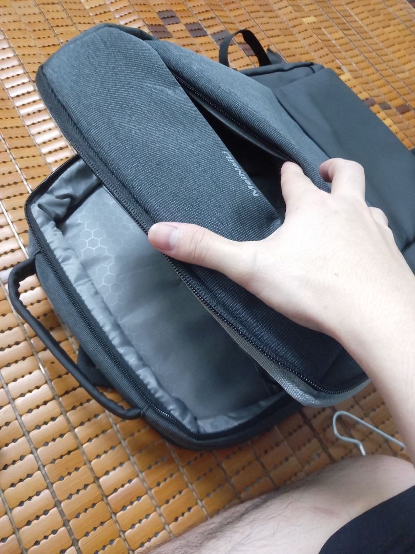 giao hàng lỗi cho khách. hình ảnh 1 đằng, hàng nhận về 1 nẻo. trên hình là 3 ngăn kéo khóa tròn và 1 ngăn kéo khóa ngang. nhưng thực tế chỉ có 2 ngăn kéo khóa tròn, 1 ngăn kéo khóa ngang. rồi ngăn kéo khóa ngang thiết kế như này dùng sao??