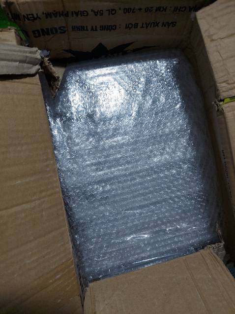 Đóng gói khá là kĩ lưỡng nhưng vẫn có 1 hộp bị gãy chốt đóng nắp, 3 hộp bị sứt mẻ nhỏ (mình đã dán băng keo lại dùng tạm). 
Hộp khá là to, có thể nhét vừa 2 đôi giày búp bê trong 1 hộp (giày mình size 37), đựng sneakers vẫn dư chỗ đối với giày của mình.
Giao hàng chậm hơn 1 ngày so với dự kiến. 
Nói chung ổn, chất liệu như trong như hình, chỉ là có 1 ít hỏng hốc do vận chuyển có thể chấp nhận nên mình cho 4 sao.