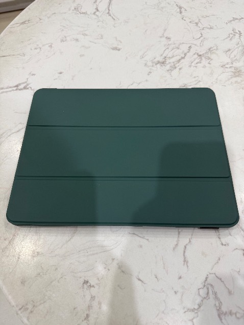 Giao hàng không đúng với ảnh đăng trên store. 

Mình muốn loại case không có ngăn chứa bút Apple Pen, nên mới chọn sản phẩm này như hình ảnh trên store. 

Nhưng hàng thực tế nhận được lại là loại có ngăn chứa bút. 

Ngoài ra mình đặt loại màu tím, nhưng hàng giao lại là màu rêu. 
Shop có nhắn tin qua Tiki app để xác nhận việc đổi màu này (không nói về sự khác nhau của ngăn đựng bút), nhưng mình tắt chế độ thông báo của Tiki app nên không xác nhận lại tin nhắn này.
Tuy mình không xác nhận lại việc đổi qua màu rêu nhưng shop vẫn gửi hàng. 

Mình không có thời gian gửi trả lại hàng, nên sẽ nhận sản phẩm lần này. 
Mong shop cải thiện hơn trong tương lai.