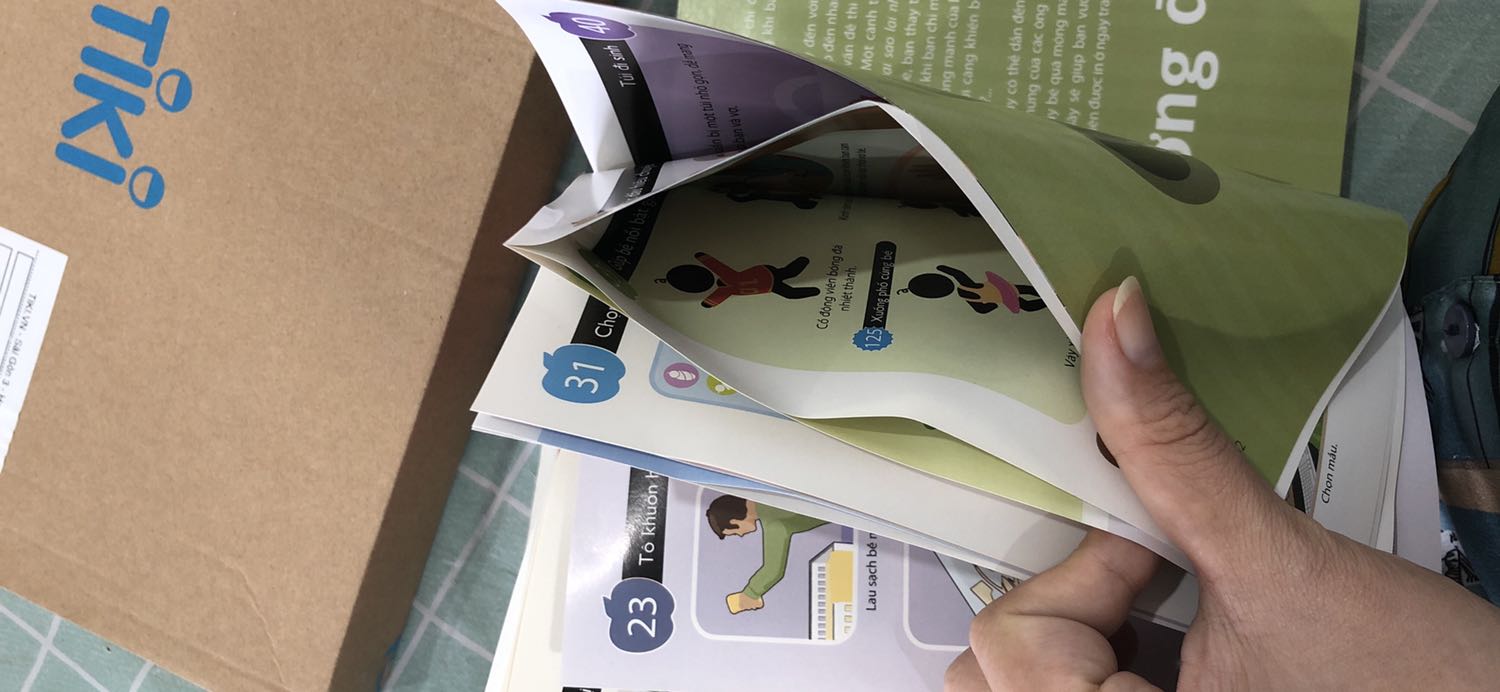 shop bán sách cũ , bị thấm nước cho tôi hả? sao dính hết vầy , đọc thế nào???