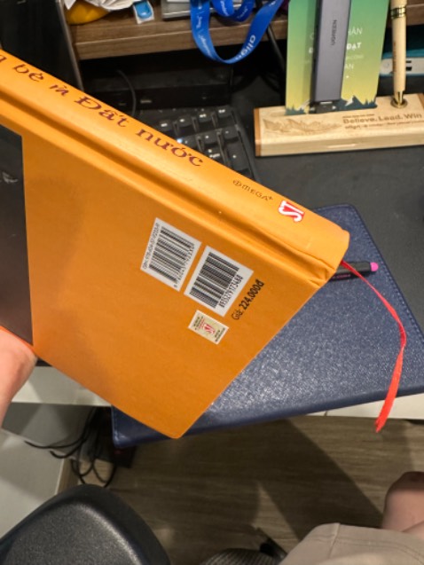 Gói hàng cẩu thả. Dùng quyển lịch để bọc chứ không dùng hộp carton như mọi khi. Chưa bao giờ có trải nghiệm tệ như này.
Sách nhận được thì bị cong, méo mép.
Không hiểu các bạn lúc bọc sách có nghĩ là mình đăng đóng gói một món quà của lịch sử nước nhà không ? Đã mua nhiều sách trên tiki nhưng rất bực mình với lần này. Nhất là cuốn sách để kỷ niệm 50 năm thống nhất Đất Nước.