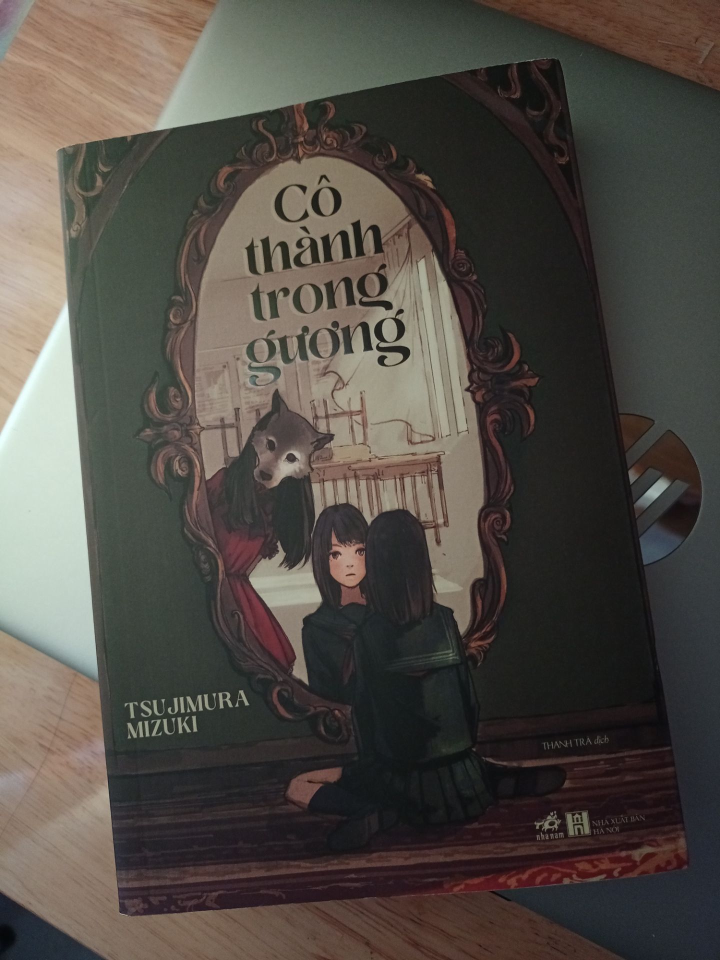 Truyện đọc hay quá chừng luôn. Ban đầu mạch truyện hơi chậm nhưng càng về sau càng cuốn và ở những chương cuối có những cú plot twist rất thú zị và khớp với những chương đầu. Hơi hụt hẫng vì mình thấy những kỉ niệm mà Kokoro có với những ng bạn chưa đủ nhiều và sâu sắc cũng như giây phút phải chia xa vẫn chưa thật sự đột phá cảm xúc. Mình không muốn spoil, mn mua đọc đi nha cx hay lắm đó