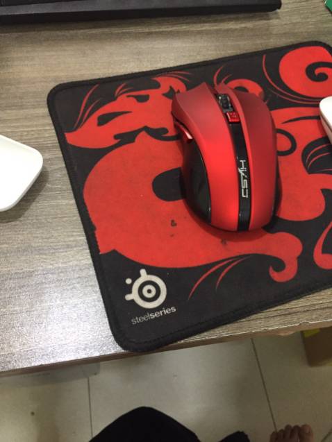 chuột nhẹ tênh, thiết kế đơn giản nhưng chất lượng rất ok, màu đỏ huyền thoại của m, m mua con này dùng 2 pin điều khiển rất nhạy, lần sau mua thêm con nữa dùng cho tivi, hàng tốt, giá tốt, m đánh giá cao sp và dịch vụ của shop