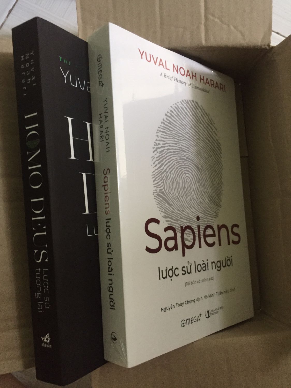 Mua combo 2 cuốn, mà cuốn homo deus chưa được bọc bao nilon, nhưng mà trông cũng mới tinh. Ổn ạ