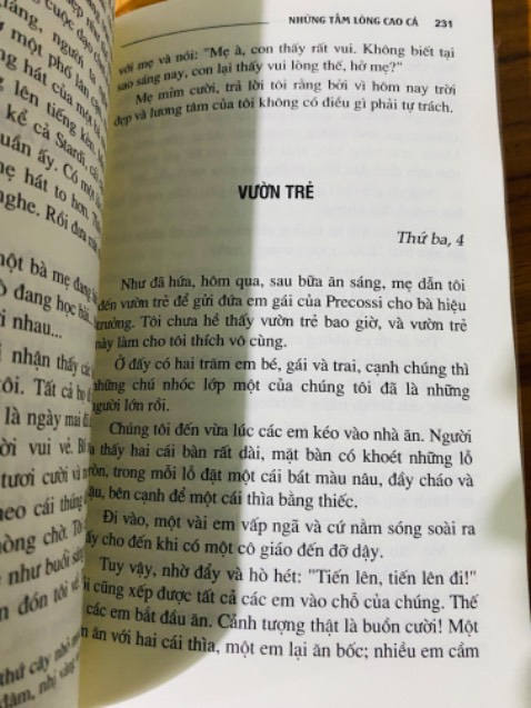 Sách gồm nhiều câu chuyện ngắn 2-3 trang, dễ đọc