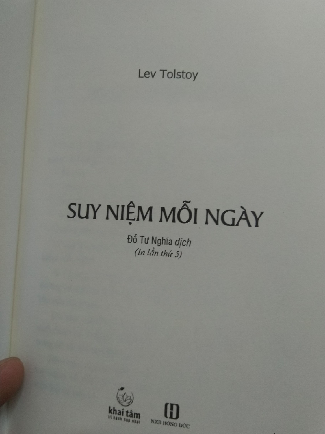Thời gian giao hang nhanh chóng, đúng hẹn, đóng gói sản phẩm cẩn thận, sản phẩm đẹp, sách mới, đẹp, cảm thấy hài lòng, mặc dù chưa đọc hết nội dung nhưng về hình thức thì ok, mình đã mua nhiều sách từ tiki trong nhiều năm nên khá yên tâm về chất lượng.