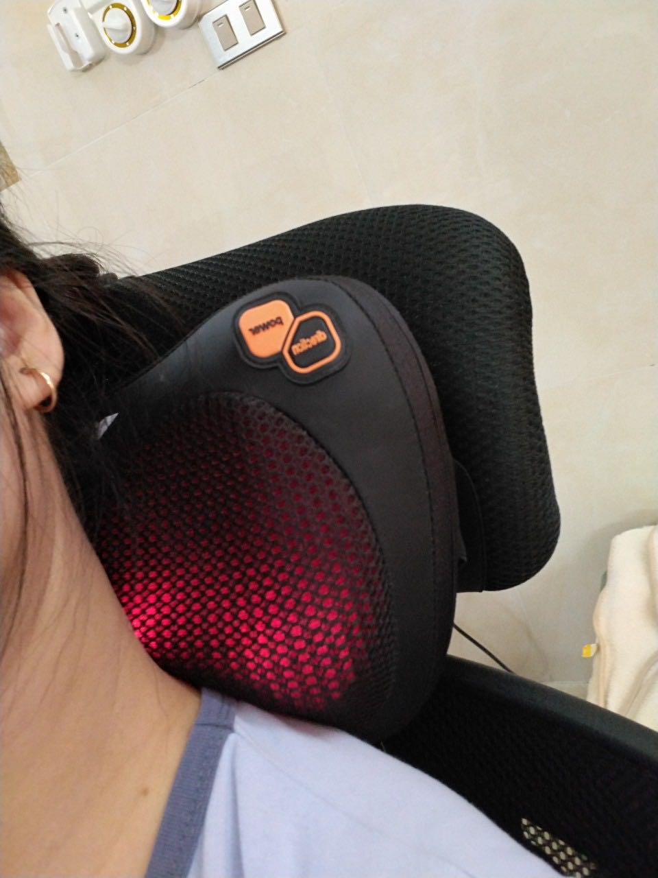 Gối dùng vừa vặn với cổ massage thoải mái, ngồi văn phòng dùng loại này rất thích hợp, nhỏ gọn mà còn vừa với ghế ngồi. có đai cố định sau gối. Shop giao hàng nhanh, đóng gói cẩn thận, sẽ ủng hộ shop thêm để dùng trên ô tô