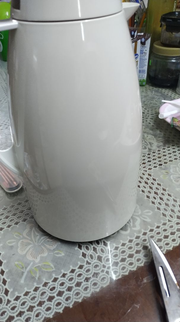 Nhìn ảnh trên sản phẩm quảng cáo và ảnh 1 số feedback của ng đã mua khác sao bình trắng tinh. Mà bình mình nhận không những không phải trắng tinh, mà trắng ngà cũng ko phải. Nó như màu ghi nhạt nâu nhạt vậy, up ảnh chính cái nắp bên trong màu trắng của bình để thấy độ tương phản. Vì m chỉ muốn lấy màu trắng thôi nên rất thắc mắc. Ngoài ra mẫu trên vỏ hộp hãng sx có 5 màu, trắng ngoài cùng bên trái và màu ghi nhạt ngoài cùng bên phải (ảnh thứ 3), liệu có phải ship m cái màu bên phải thay vì trắng ko? chứ bình màu này gọi là trắng thì kì ghê ta????