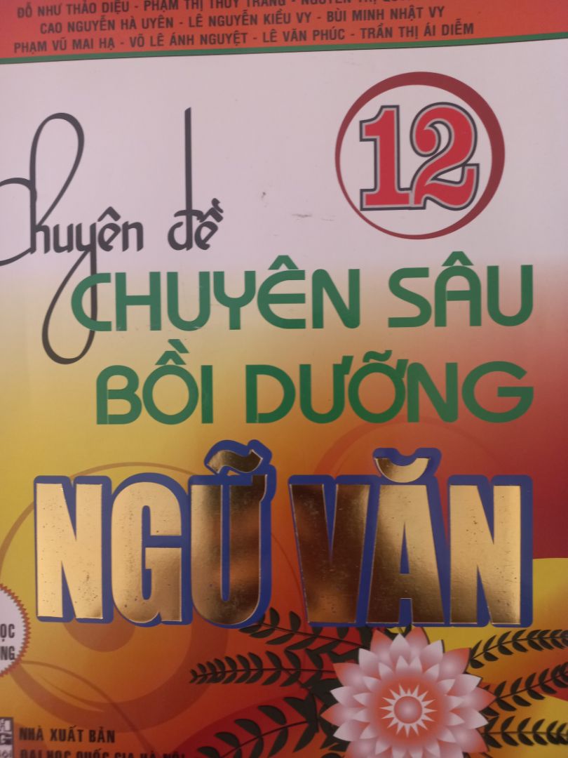 Sách hơi cũ, bị trầy xướt trên mặt sách