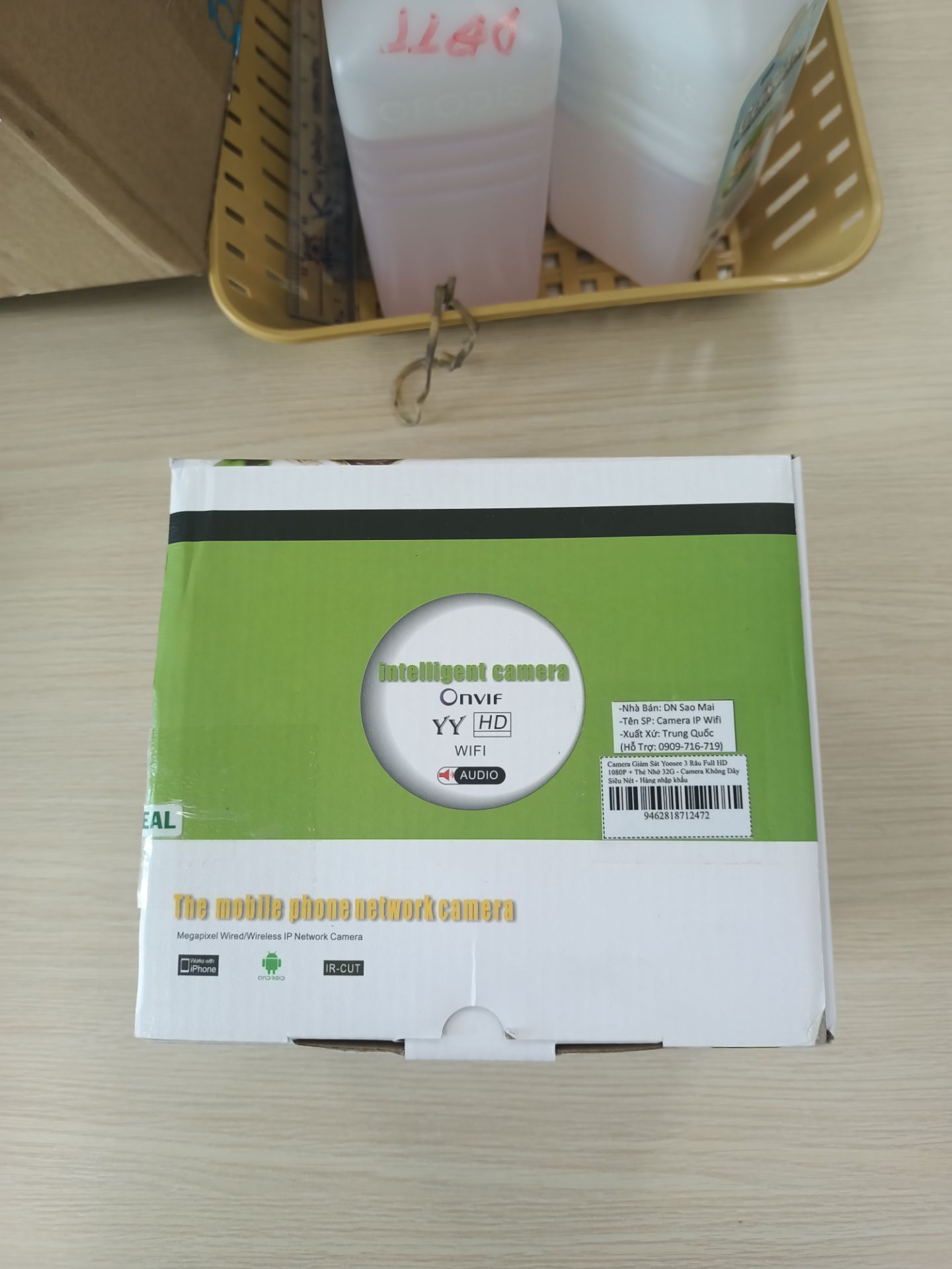 shop ơi camera này sao mình cắm nguồn nó không chạy gì hết, cầm camera nghe tiết lắc cắt như có óc vít gì rôi bên trong ấy! giờ phải làm sao?