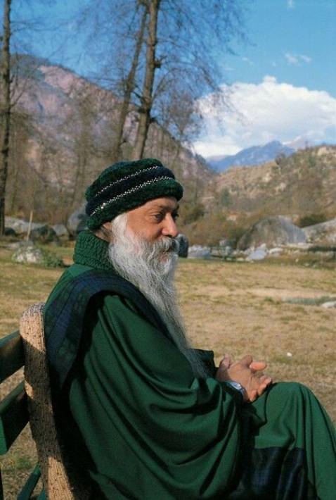 Khi có một người đọc sách của Osho họ sẽ nói " Đọc sách osho nguy hiểm lắm,ông ta là tà đạo " hoặc một ông thầy ở chùa nào đó nói trước với đám đông rằng " Osho là tà đạo, tôi luôn ngăn cản ai mua bán sách của osho ! , osho lợi dụng Phật giáo thuyết giảng thu lợi,khuyến khích tình dục...v.v.." sao đó ông thầy chùa ấy dùng định kiến cá nhân suy diễn bôi nhọ Osho trước đám đông. 
Những kẻ như trên chỉ là kẻ chỉ có cái nhìn định kiến với Osho , họ chưa bao giờ đọc Osho, hoặc đọc với cái tâm hoài nghi và đem cái tôi của mình nên không đoán nhận được ý Osho nên đâm ra chán ghét..., 
Nhưng hiện tại một số tư tưởng của Osho đang được nhiều người đón nhận và áp dụng vào góc nhìn đời sống của họ nên mong trong tương lai có nhiều sách của Osho được dịch ra tiếng Việt cho mọi người tiếp cận và hiểu hơn về Osho.
      
OSHO
Never Born (không sinh)
Never Died (Không diệt)
Only Visited This Planet Earth Between
11 December 1931 – 19 January 1990 (chỉ ghé thăm Trái Đất này trong khoảng thời gian ; 11 tháng 12 năm 1931 – 19 tháng 1 năm 1990".)