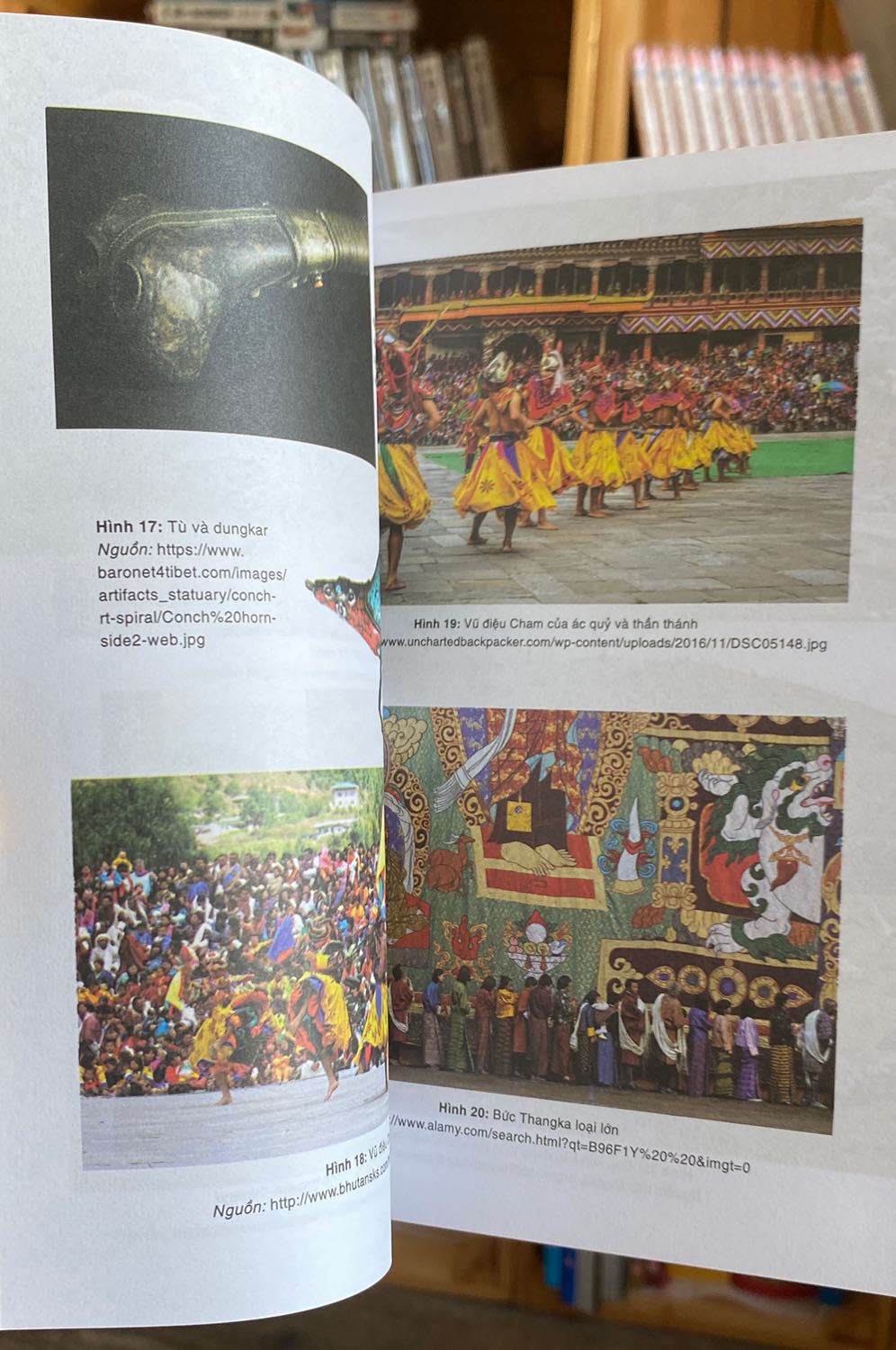 Chất lượng giấy và bìa khỏi chê. Tiki giao hàng siêu nhanh. 
Đây cũng là tác phẩm nổi bật cho Dòng sách văn hoá của Omega, mặc dù có thể hơi khó đọc (do cung cấp khá nhiều thông tin & định nghĩa) nên bạn sẽ cần thời gian để nghiền ngẫm và thấm được toàn bộ nội dung của cuốn sách. Xứng đáng có 1 cuốn sách như này trên kệ bách khoa toàn thư của gia đình