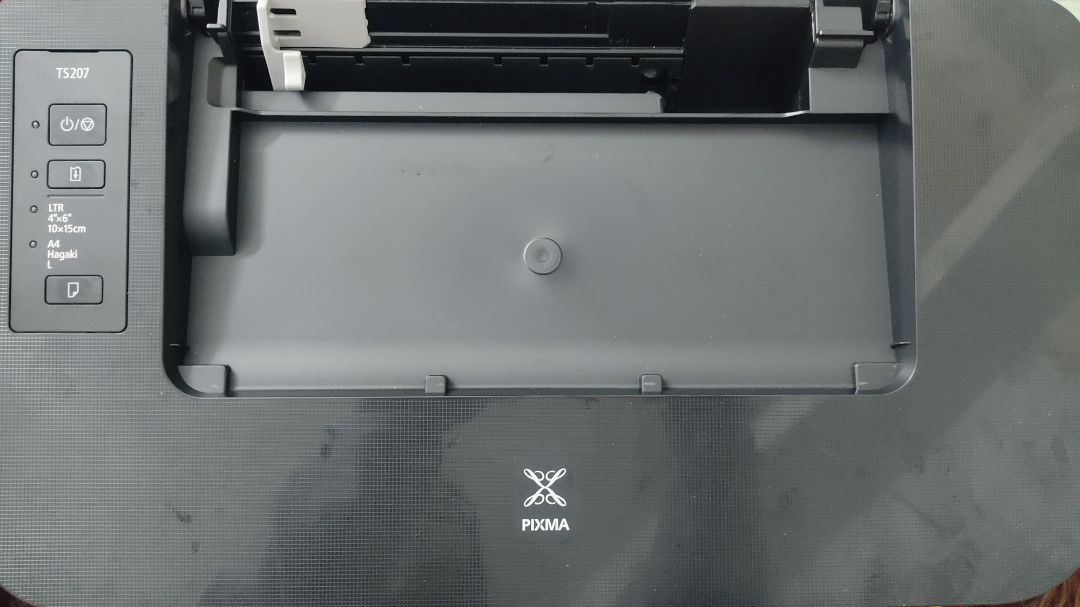 ảnh in ok. nhưng dùng dk đến ngày t3 thì hỏng trục kéo giấy( lỗi 5100 với nháy đèn 3 lần). có nt thì shop kêu gọi tổng đài. cái mk cần là nơi hoặc địa chỉ bảo hành. ra quán sửa rồi về nhà lại hỏng lỗi lặt vặt. giấy thường 75g thì ko kéo dk. kéo toàn bị kẹt( cái này lúc mới mua là bị, mà lúc đó mk nghĩ do mk để giấy sai. h thì giấy ngay ngắn nhưng loại 75g là kẹt hết) ( giấy vẽ và giấy in ảnh thì kéo dk bình tg nhưng máy n kêu ồn kinh khủng).  Mua về in dk khoảng 54 tấm ảnh thì hết mực.  Trải nghiệm mất tiền bực mình. 😡  
1 sao cho chất lượng in ảnh thôi chứ h để đó ko biết để lm gì cái máy nữa. ảnh in ok. nhưng dùng dk đến ngày t3 thì hỏng trục kéo giấy( lỗi 5100 với nháy đèn 3 lần). có nt thì shop kêu gọi tổng đài. cái mk cần là nơi hoặc địa chỉ bảo hành. ra quán sửa rồi về nhà lại hỏng lỗi lặt vặt. giấy thường 75g thì ko kéo dk. kéo toàn bị kẹt( cái này lúc mới mua là bị, mà lúc đó mk nghĩ do mk để giấy sai. h thì giấy ngay ngắn nhưng loại 75g là kẹt hết) ( giấy vẽ và giấy in ảnh thì kéo dk bình tg nhưng máy n kêu ồn kinh khủng).  Mua về in dk khoảng 54 tấm ảnh thì hết mực.  Trải nghiệm mất tiền bực mình. 😡  
1 sao cho chất lượng in ảnh thôi chứ h để đó ko biết để lm gì cái máy nữa.