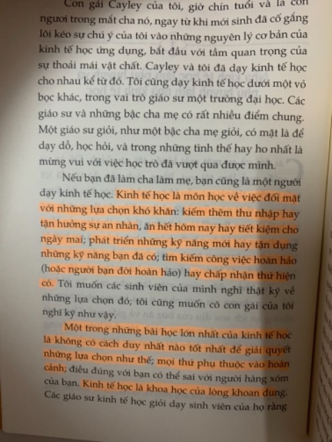 /tác giả là 1 giảng viên về ngành kinh tế học, thông qua cuộc trò chuyện của tác giả và cô con gái Cayley, mang lại rất nhiều thông tin hữu ích cho mình khi đọc cùng với lối hài hước. Với những ai thật sự am hiểu nhiều về kinh tế học thì Fairplay thật sự là 1 cuốn sách hay và đầy ấn tượng. 
Mình rất thích đặt hàng trên tiki ko bao giờ làm mình thất vọng.