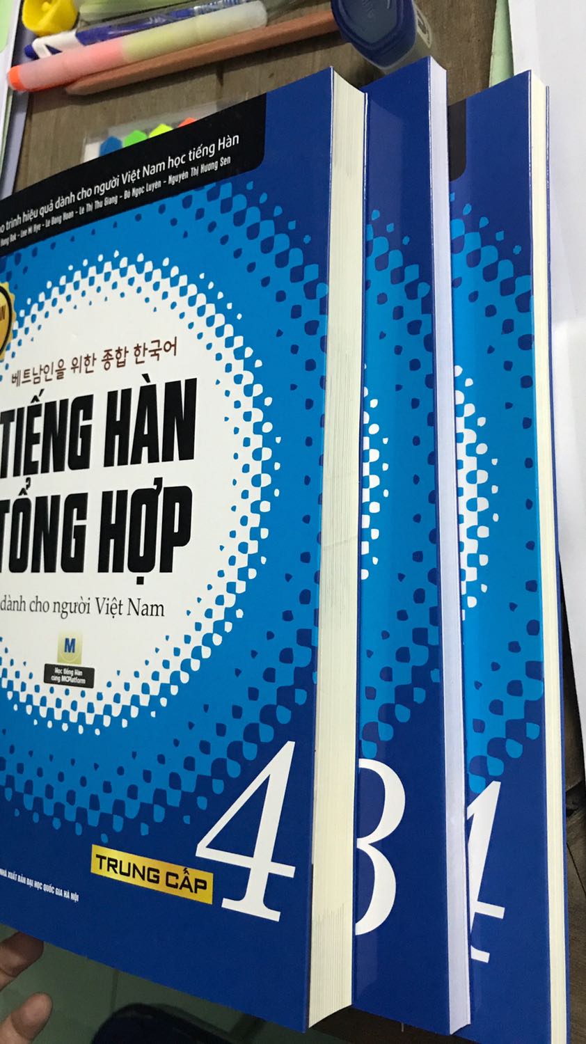 Những lần trước mua rất ưng ý nhưng mà lần này thì hơi thấy vọng. 4 cuốn nhưng có 1 cuốn khác chất giấy(màu trắng), cuốn bài tập của quyển 4 bị rách trang trong, sách ngữ pháp cuốn 3 thì hình in lại ko rõ. Haizzz Những lần trước mua rất ưng ý nhưng mà lần này thì hơi thấy vọng. 4 cuốn nhưng có 1 cuốn khác chất giấy(màu trắng), cuốn bài tập của quyển 4 bị rách trang trong, sách ngữ pháp cuốn 3 thì hình in lại ko rõ. Haizzz