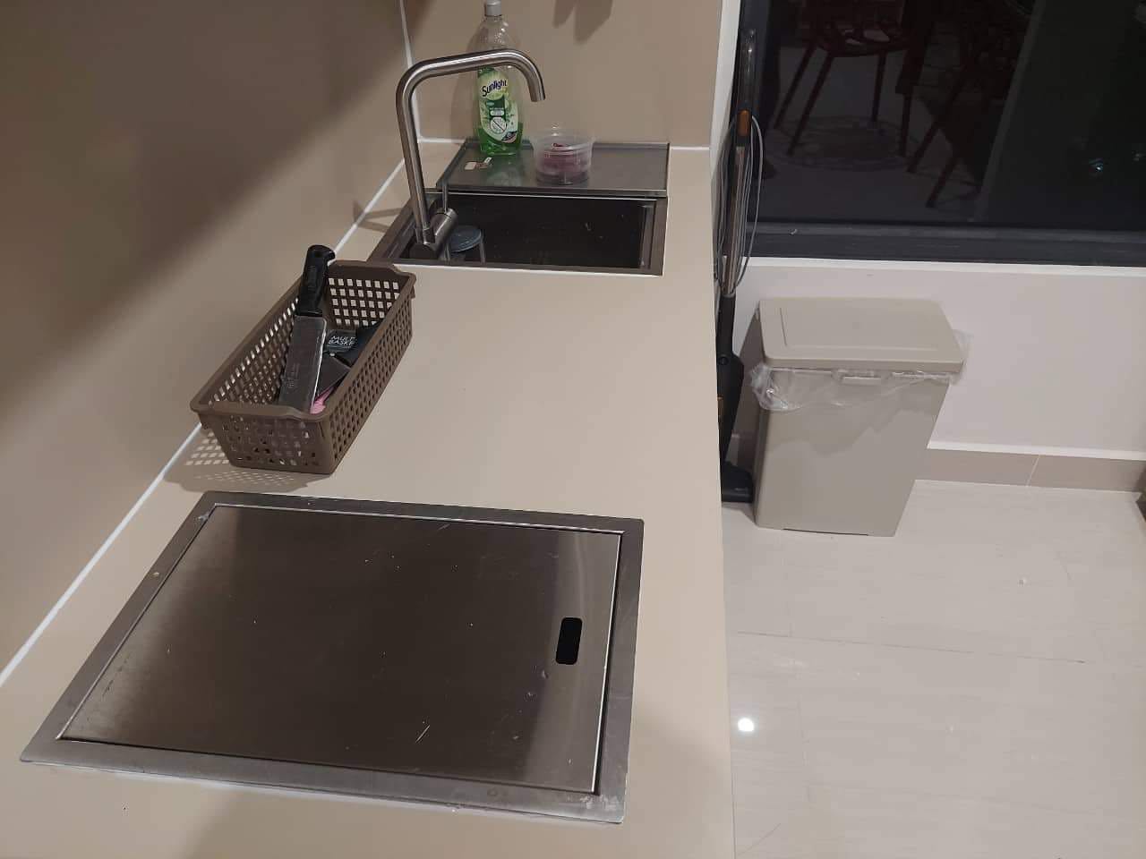 Tiki giao hàng rất nhanh. Bồn rửa inox dày dặn. Đáy sâu không văng nước, xài xong đậy nắp gọn gàng. Rất ưng ý lắp luôn 1 cặp