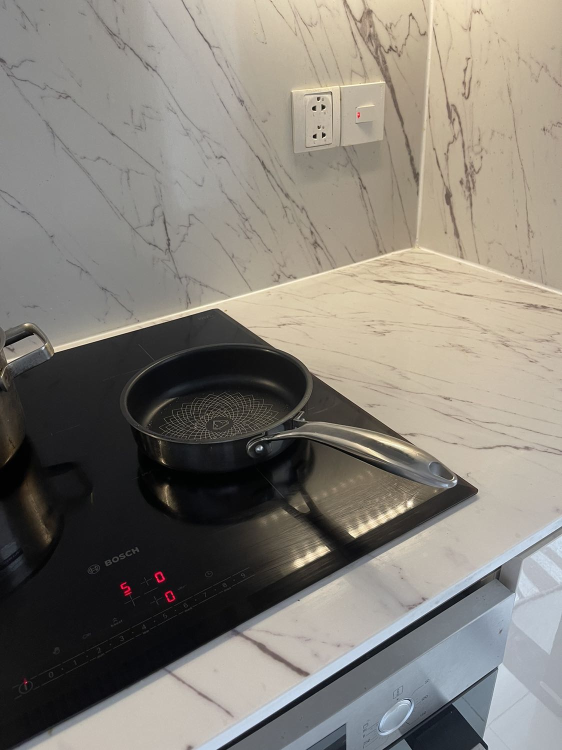 Mình thích một cái chảo nhỏ có thành hơi cao nấu lượng nhỏ thức ăn như chiên 1-2 cát trứng, ram 1***g tôm, thịt hoặc chiên vài cái chả giò hoặc phi hành tím cho đỡ hao dầu. Nên chảo này đường kính 18cm, cao khoảng 5cm rất hợp ý mình. Chảo quảng cáo cho cả trăm lần chà không sao mình thử thì thấy chắc chắn. Mặt ngoài chảo là inox nên chắc chắn và xài được mọi loại bếp (từ, hồng ngoại, ga). Nói chung là ưng ý!