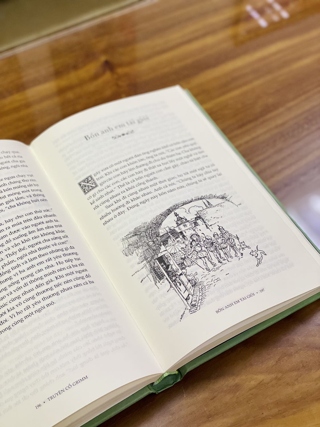 - Tiki giao hàng sớm hơn dự kiến 2 ngày. Hộp khá vừa vặn với sách, đơn 2 quyển nhưng chỉ 1 quyển được bọc màng co.
- Sách bìa cứng, khổ vừa, thiết kế bìa đẹp, chất lượng giấy ổn, có ảnh mình họa trắng đen theo từng câu chuyện. 
- Tuy nhiên trong quá trình bảo quản/vận chuyển các góc sách bị móp nhẹ, ruột sách bị gợn sóng làm ảnh hưởng đến thẩm mỹ của sách. Có thể vì lý do này nên giá sách giảm một nửa. Nhìn chung mình khá hài lòng với sản phẩm.