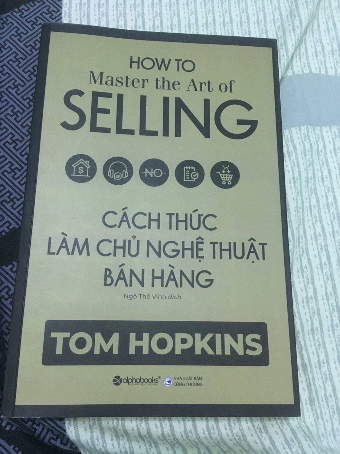 Sách nhận được còn mới. Nội dung nhìn sơ lược có các kỹ thuật chốt bán, cách xử lý từ chối, cách đặt câu hỏi,... để tham khảo nên sẽ phải tự tùy chỉnh sao cho phù hợp với phong cách bán hàng của bản thân.