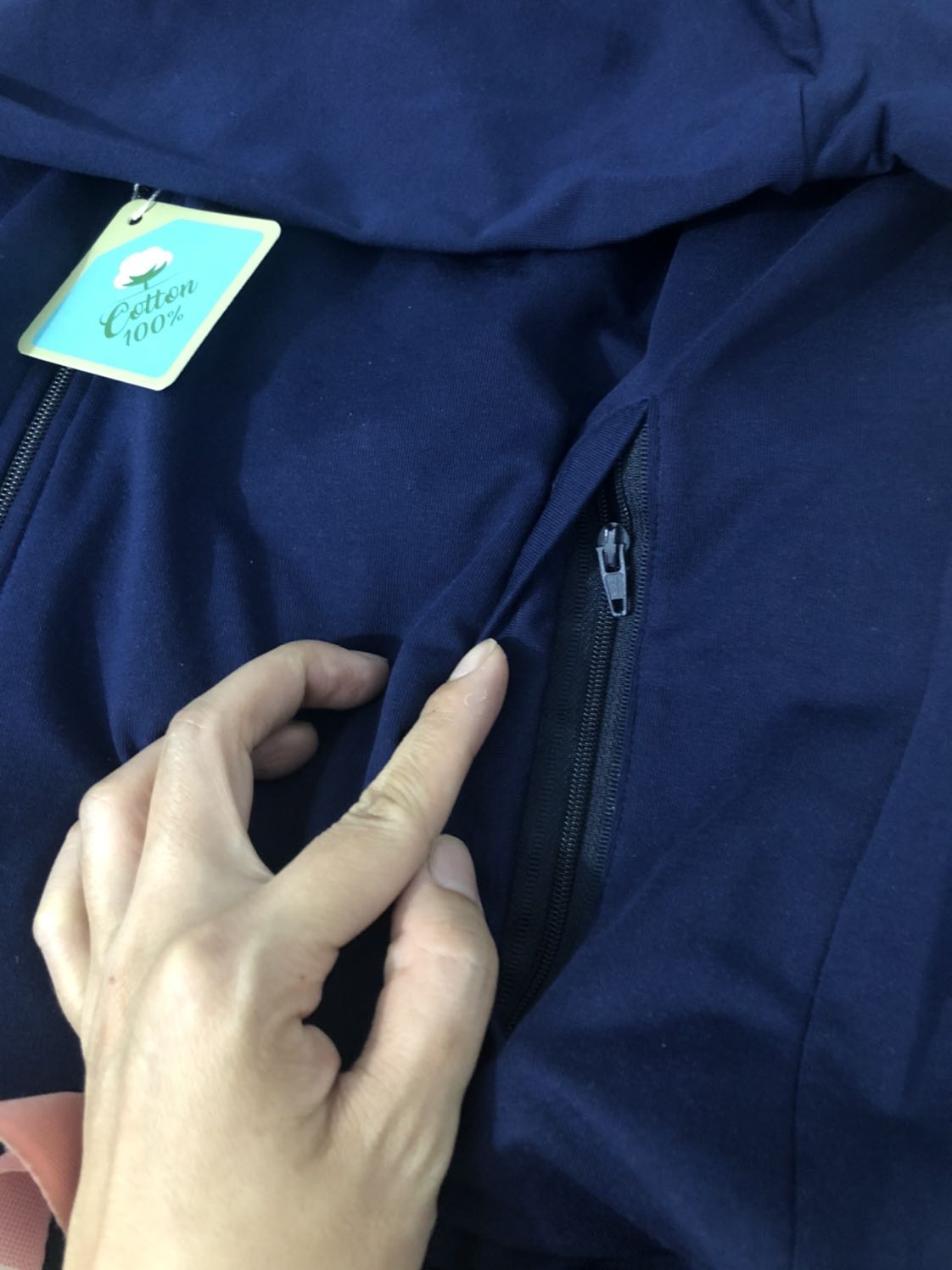 Vải cũng vừa, có độ co giãn, may túi có dây kéo rất tiện,