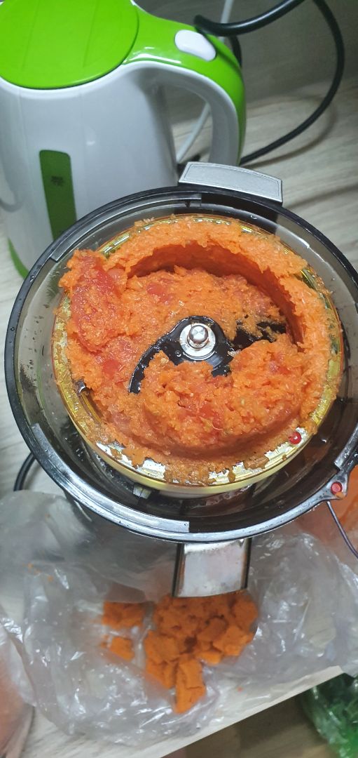 bã hay bị tắc khó ra, nếu ép rau má và ép thơm thì rất khó khăn, ép cà rốt thì bã không kiệt lắm và bị đọng bã ở cối xay rất nhiều bã hay bị tắc khó ra, nếu ép rau má và ép thơm thì rất khó khăn, ép cà rốt thì bã không kiệt lắm và bị đọng bã ở cối xay rất nhiều