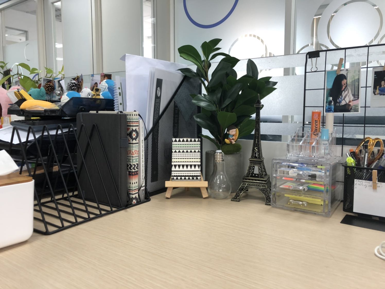 Mình khá hồi hộp vì Tiki ghi màu ngẫu nhiên. Vì mình mong đợi màu đen cho 2 sản phẩm order. Lúc mở hàng mở ra 2 cái đều màu đen mình cực vui. Tiki giao hàng đúng hạn và gói cẩn thận.