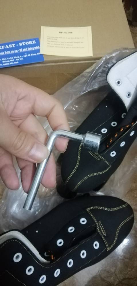 Giày đẹp đủ phụ kiện giá rẻ chắc chắn dễ đi, shop đóng hàng nhanh. Trước mua cho 2 bé và giờ mình mua vẫn quá Ok.  Chụp ảnh hơi dìm hàng tysssss!!!!!!!!!!!!