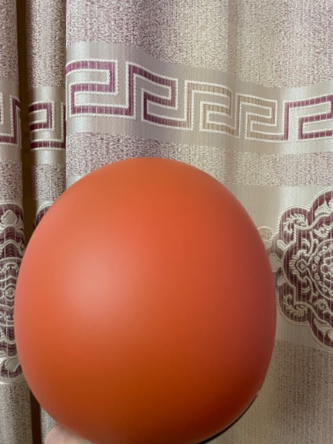 Giao đúng màu cam nhám, có tặng thêm sticker để dán nhưng mình cho e trai nghịch rồi nên không có ảnh kèm, nên mua thêm kính phụ kiện sẽ đẹp hơn