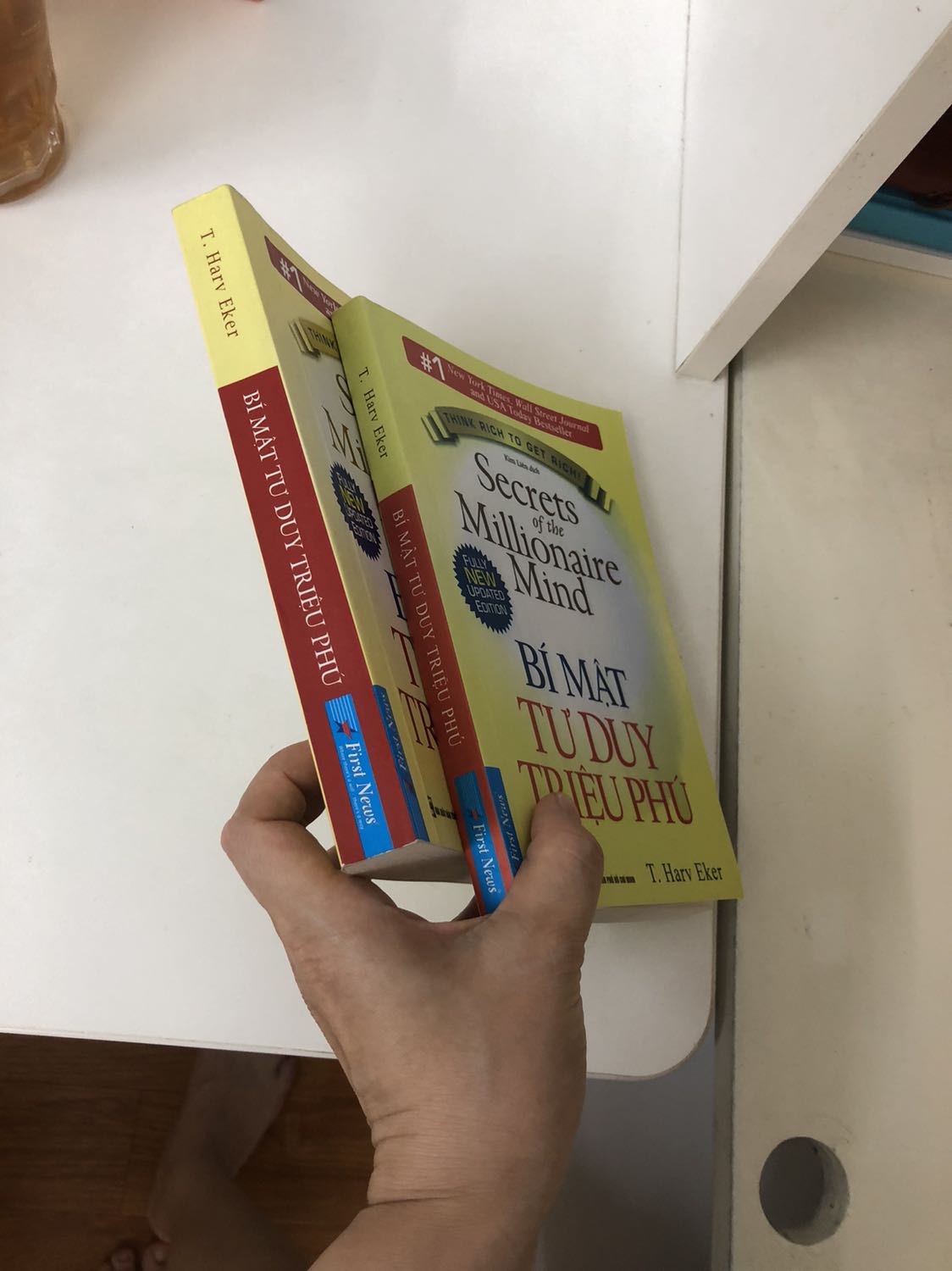 Luôn luôn hài lòng với chất lượng sách của Tiki. Mình được bạn tặng quyển sách lậu nên in chất lượng giấy rất kém.
Quyển sách này nên đọc từ khi 20 tuổi. Nhưng dù sao mình thấy cũng may mắn khi biết đến nó. Hiểu được cách nghĩ khác nhau giữa người giàu và người nghèo. Và nghĩ theo cách của người giàu để trở nên giàu có hơn