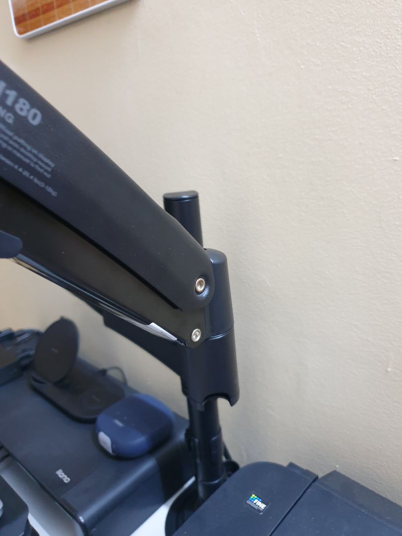 Hàng nguyên seal, rất chắc chắn. Bạn nào muốn điều chỉnh lên xuống tay thì cần lắp màn hình trước và xoay bu lông lục giác điều chỉnh theo hướng dấu - nhé. Để như lúc mở hộp thì cánh tay đó sẽ tự nảy lên nếu điều chỉnh xuống