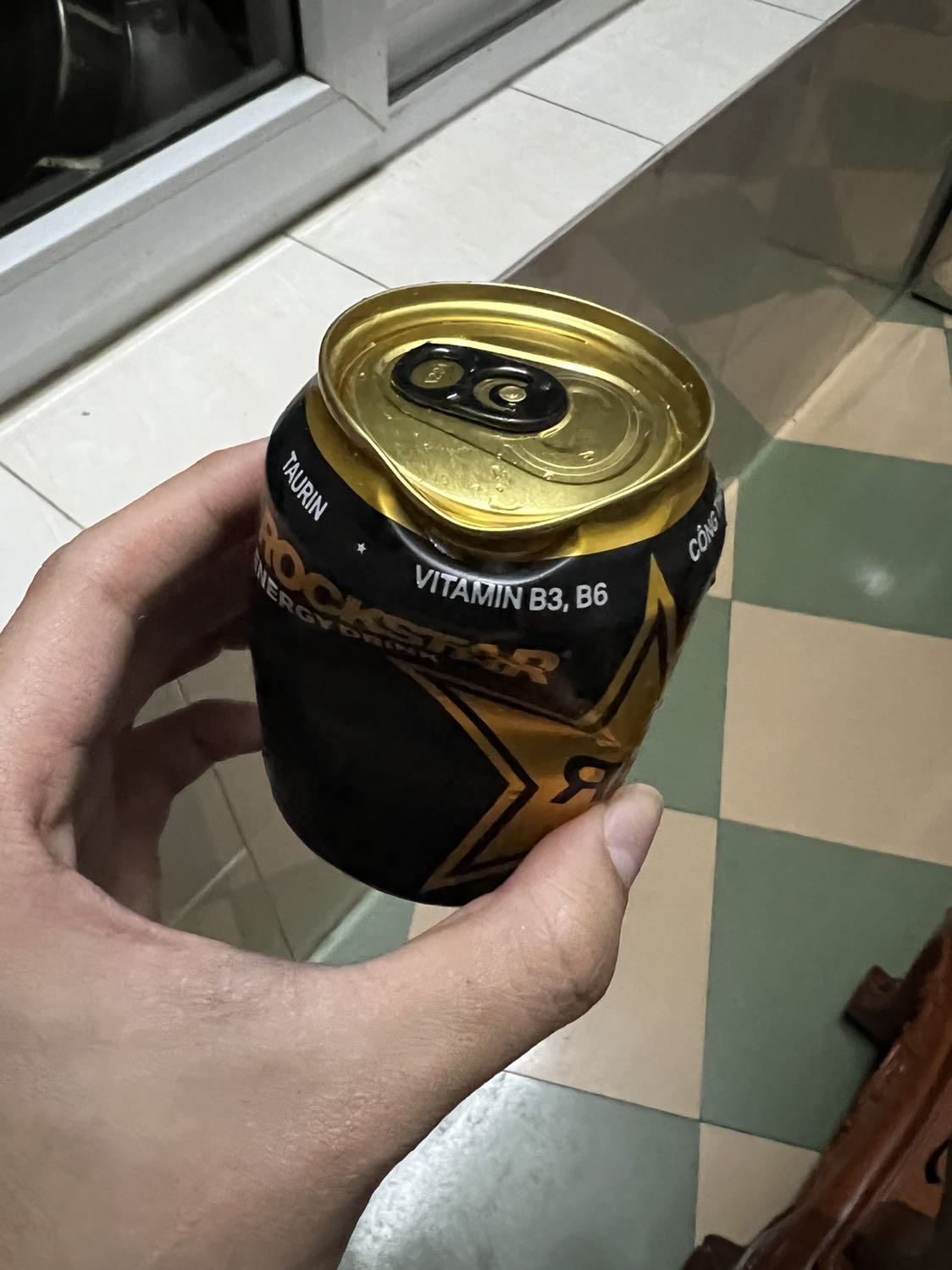 Chưa bao giờ mua hàng tiki mà thấy thất vọng như lần này. Không ở nhà khi nhân viên giao hàng tới. Khi về nhà thì ôi thôi, giao kiện nước mà ko thèm đóng gói gì hết mà chỉ bọc ni*** bên ngoài kiện nước. Hậu quả là kiện nước bị bục ra tơi tả. *** nước bục hết ra nên phải lôi tất cả ra xem *** nào còn uống được thì đem rửa. Mua tiki rẻ hơn bên ngoài 1 chút nhưng rước cả đống bực tức. Mà cũng chẳng rẻ hơn được vì kiện nước phải vứt bỏ đi gần chục *** nước. Kể từ giờ phút này mình không bao giờ đặt nước ngọt trên tiki nữa. Và cũng gửi lời khuyên chân thành tới tiki là nên dừng bán nước ngọt lại vì kiểu đóng gói *** và vô trách nhiệm của tiki khiến mình hay bất cứ khách hàng nào khác cũng sẽ chẳng còn niềm tin. Khuyên các bạn khác đừng nên mua nước ngọt trên tiki nữa vì kiểu làm ăn vô trách nhiệm này của tiki trading là minh chứng rất rõ ràng của sự vô trách nhiệm và coi thường khách hàng.