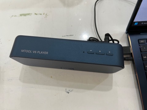 Ưu điểm: Giá rẻ, kiểu dáng rất đẹp, cầm chắc tay. Âm thanh nghe ổn.
Khuyết điểm:
+ Kết nối Bluetooth với laptop không ổn định (âm thanh bị giật). Mới sạc pin mấy tiếng xong mà khi bật nhạc đèn xanh cứ chớp chớp kiểu hết pin/hoặc kiểu kết nối chập chờn dù để loa rất gần laptop (như clip mình có quay và up kèm). Khi tắt player trên laptop thì kết nối cũng bị ngắt và khi play bài mới thì phải kết nối Bluetooth lại.
+ Kết nối qua cổng 3.5mm thì âm thanh ổn định, tuy nhiên khi bài hát play hoặc stop đều nghe tiếng "bụp" (như clip mình up kèm).
Không biết có phải do máy mình bị lỗi không? Hay mọi người cũng bị vậy nhỉ?