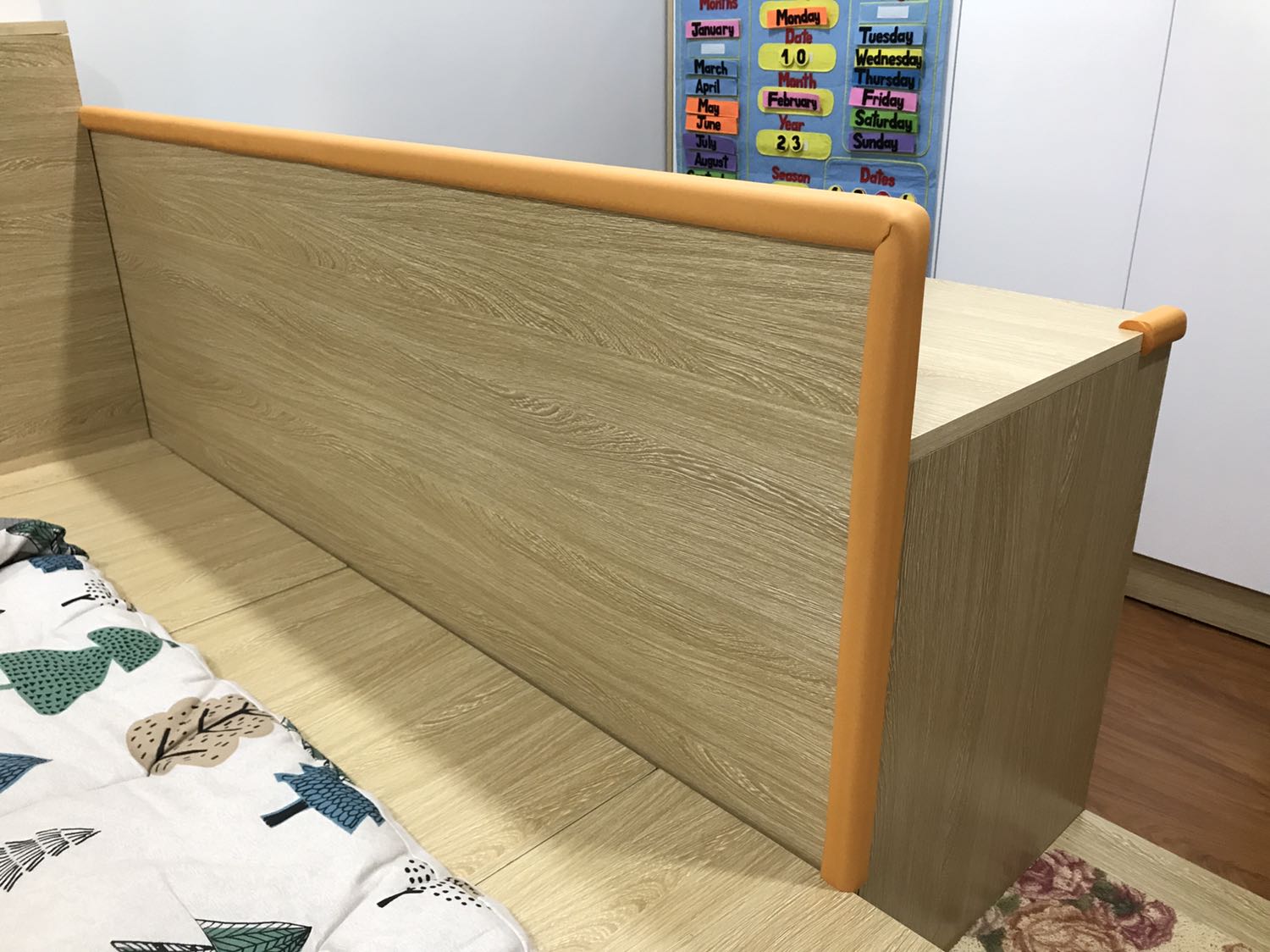 Cho shop 4*
Mút xốp như hình mô tả. Băng keo shop gửi kèm dùng được. Nếu các bạn muốn loại tốt hơn thì có thể dùng băng keo giấy 2 mặt hoặc loại 3M. 
Để dán được thẳng và đều, mình khuyên dán theo 2 cạnh trong của mút, sau đó vừa tháo giấy vừa dán từng cạnh để đều nhé.