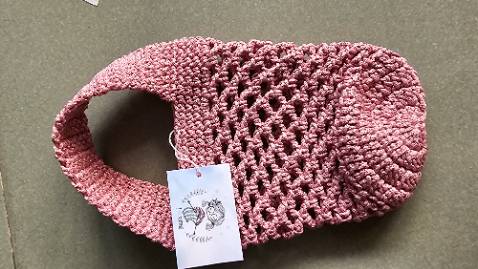 Tôi chọn mua màu xanh.
Shop gửi màu hồng.
Tôi là 1 ông già