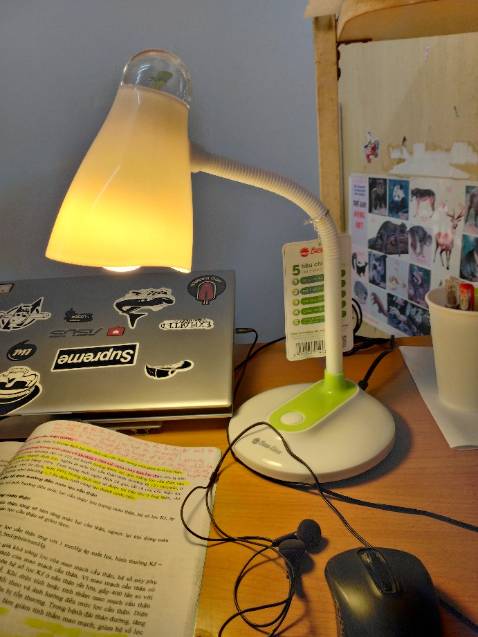 Đèn thiết kế đẹp, được đóng gói chắc chắn. Ánh sáng vàng dễ chịu bảo vệ mắt. Hài lòng.