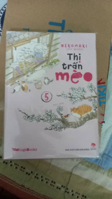Mua Tiki cứ sợ bị df nhưng may mắn là cuốn này có được bọc bìa😌😌😌. Truyện có đc tặng kèm postcard, nét vẽ rất dễ thương 😍