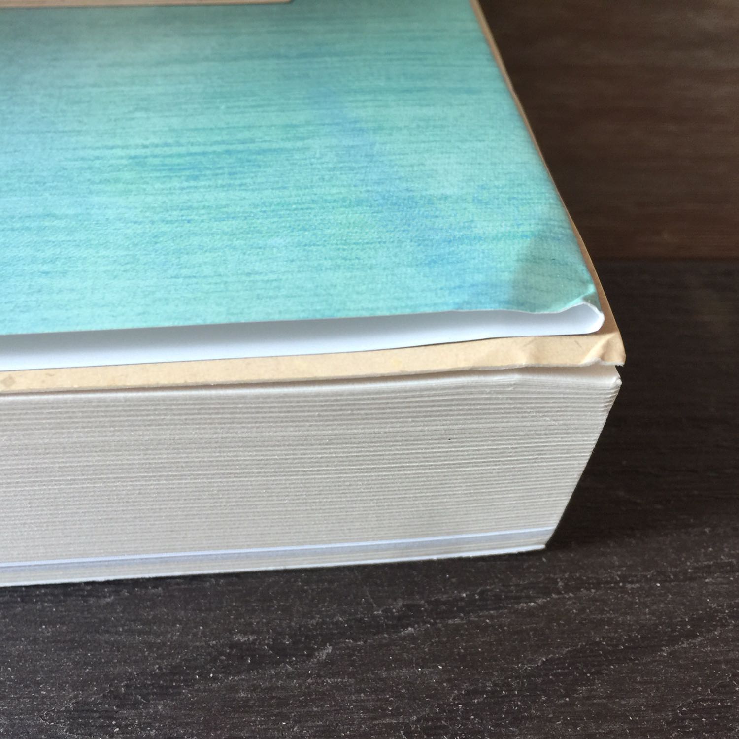 Đánh giá này không nhằm vào nội dung cuốn sách.
Sách rất đẹp, giấy đẹp, in ấn rất cẩn thận.
Tiki giao hàng nhanh nhưng khâu lấy hàng từ kho và đóng gói sách thực sự chưa tốt, rất kém. Sách khổ to, cả bìa cứng lẫn bìa mềm không được gói màng xốp và chèn lót hộp, dẫn đến khi vận chuyển bị móp bìa, gãy gáy, sờn cạnh sách rất đáng tiếc. Đã có rất rất nhiều ý kiến phản hồi của khách hàng về vấn đề này của Tiki nhưng chưa thấy được cải thiện.. Không biết bao giờ Nhà sách Tiki sẽ thay đổi tích cực hơn!?