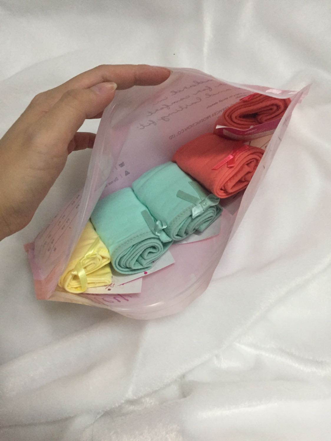 Chất vải co dãn thấm hút tốt, mặc thoải mái ko bị cấn gân viền. Mà kiểu lần trước mặc thấy ổn nên lần này quất 20 cái, xong shop giao 4 bọc mỗi bọc 5 cái y chang nhau có đúng 3 màu như dưới. Đã ko thích màu đỏ màu xanh thì chớ. 😩