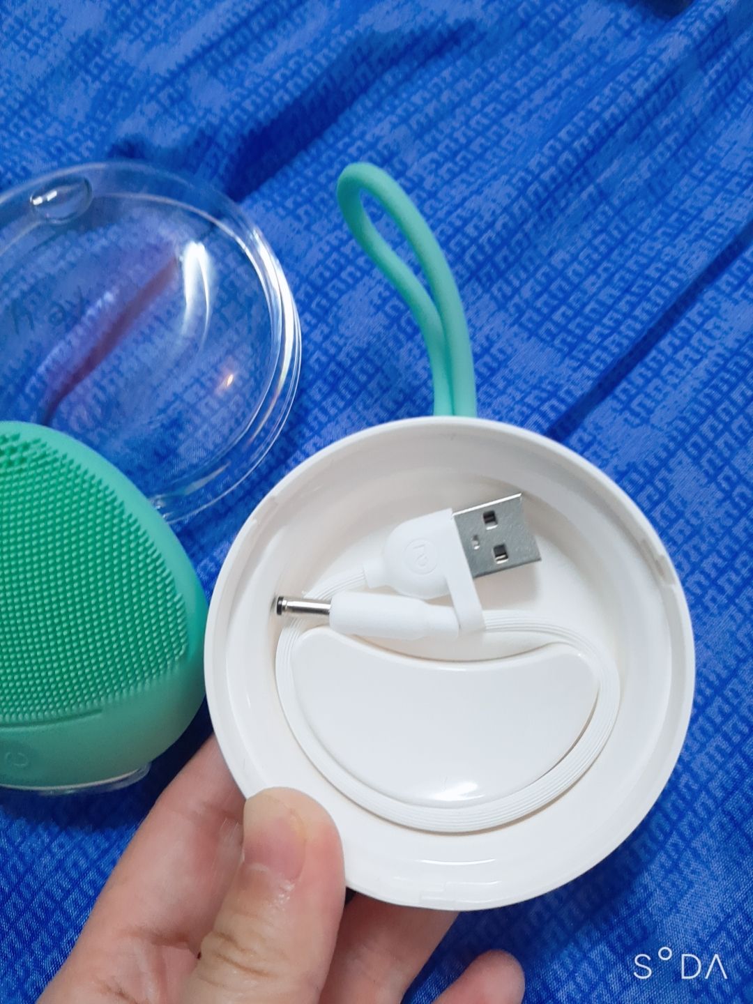 Giao nhanh. Đóng gói cẩn thận. Máy xinh xinh, nhỏ gọn cầm vừa lòng bàn tay. Màu xanh mình rất thích. Có sách hướng dẫn khá chi tiết. Tặng kèm 3 gói mask. Trưa nhận tối *** thử ngay thì thấy máy chạy tốt, 3 cấp độ rung vừa vặn da nhạy cảm, lông mềm rất thích. Sau khi sd thấy da sạch sáng, không đau rát hay có biểu hiện lạ. Mong thời gian dài sd sẽ giúp da mình cải thiện tình trạng da mụn, sần sần do da dơ sau khi ra ngoài về.