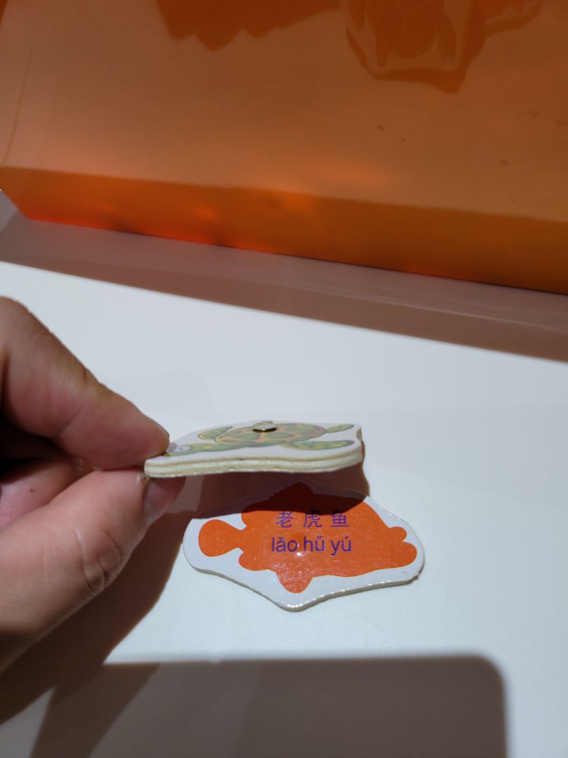 Không có gì phàn nàn. sản phẩm thân thiện. về trải nghiệm thì sẽ không bằng chơi cá bằng nhựa. giấy in dán lên chơi lâu bị thấm nước. mọi người cân nhắc.