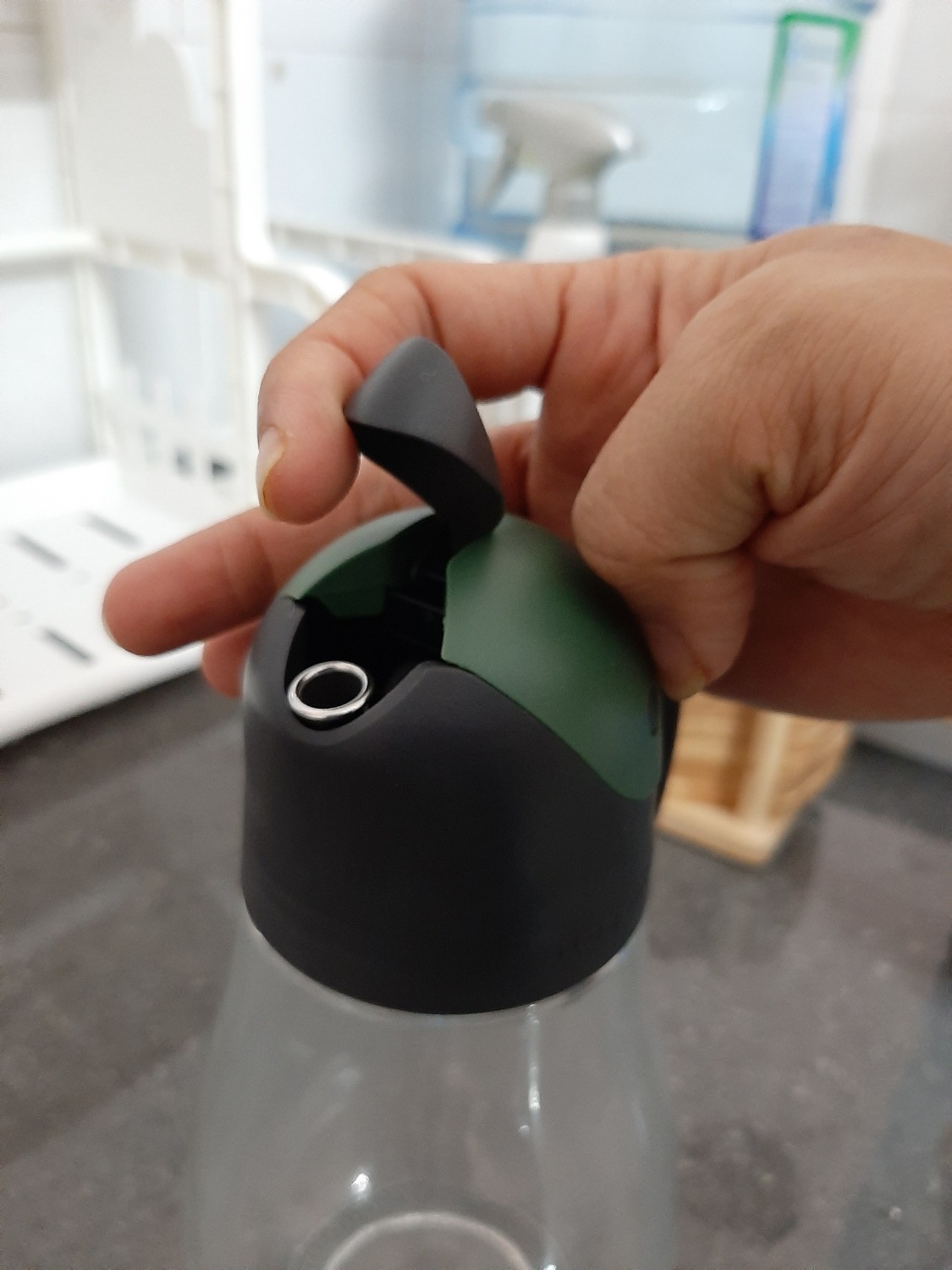 Bình kiểu dáng nhìn xinh, đựng dầu rất vệ sinh, rót dầu ko cần dùng tay mở nắp mà dầu cũng ko bị dính lại ở miệng bình, rất tiện và sạch sẽ.
Đã mua thêm một bình khác để đựng nước nắm.
Hài lòng