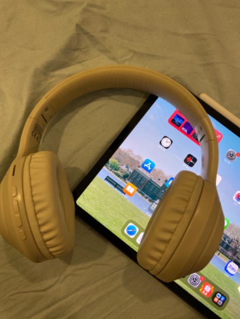 Mình dùng chưa dc 1 tháng thì tai nghe đã hỏng một bên ko nghe gì, dù bên ngoài bình thường. Ngoại hình đẹp nhưng âm thanh khá đục, đặc biệt là không thể kết nối với Macbook M1.