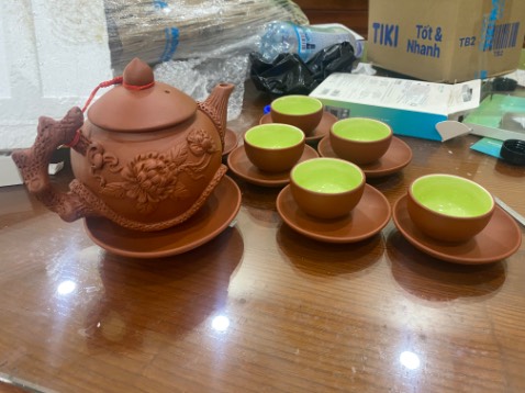 Giao đóng gói kỹ càng, đủ số lượng. Nhưng mà cái ấm màu không giống ảnh sản phẩm. Cả bộ có cái ấm là điểm nhấn cho đẹp mà màu giống như tách nhìn chán.